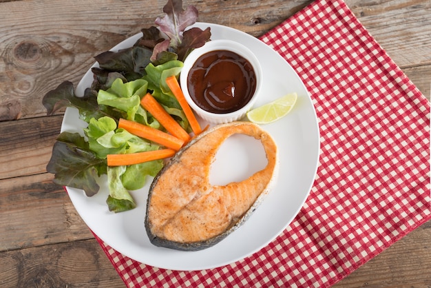 Gegrillter Lachs mit Barbecuesauce und frischem Salat. Draufsicht