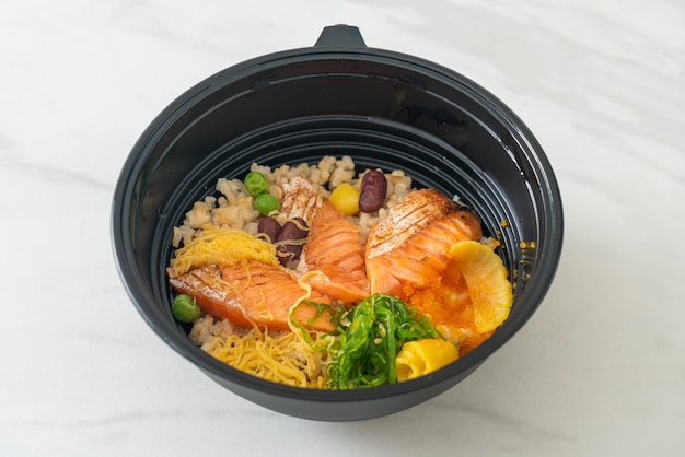 gegrillter Lachs mit braunem Reis Donburi - japanische Küche