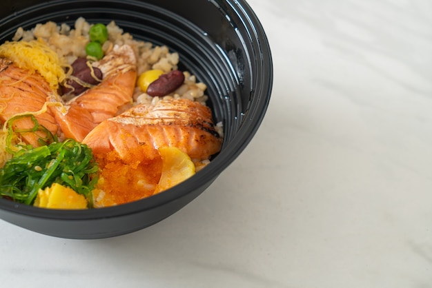 Gegrillter Lachs mit braunem Reis Donburi - japanische Küche