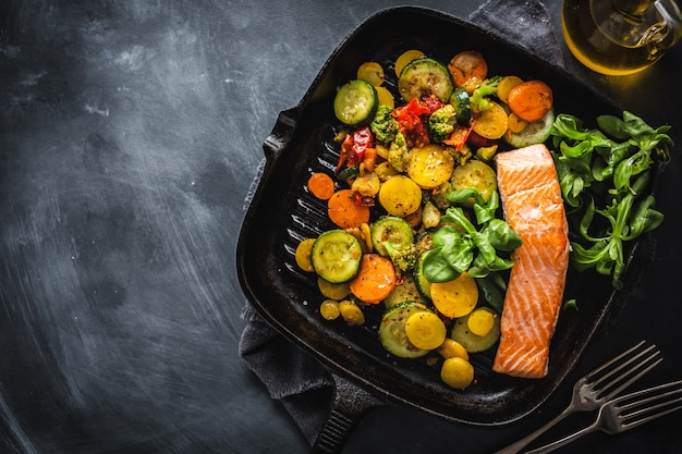 Gegrillter Lachs mit Gemüse in der Pfanne