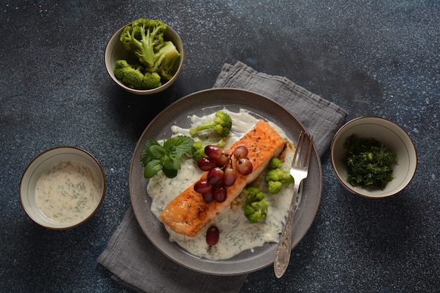 Gegrillter Lachs mit gerösteten roten Trauben und Brokkoli in cremiger Knoblauchsauce garlic