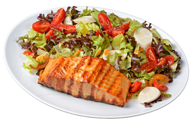 Gegrillter Lachs mit grünem Salat mit Palmherz und Kirschtomaten