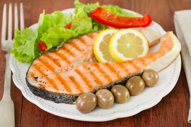 Gegrillter Lachs mit Salat und Oliven