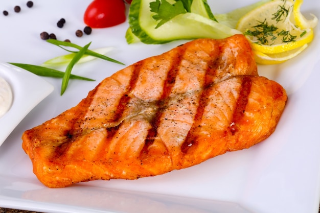 Foto gegrillter lachs mit sauce