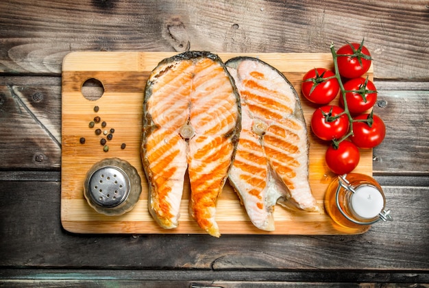 Gegrillter Lachs mit Tomaten und Gewürzen