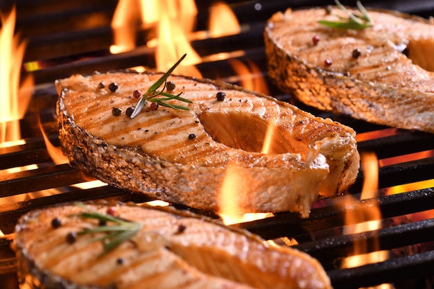 Gegrillter Lachs mit verschiedenem Gemüse auf dem Flammengrill