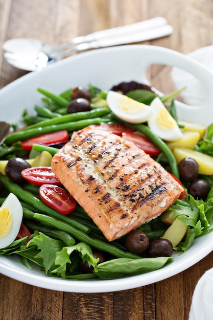 gegrillter Lachs-Nicoise-Salat