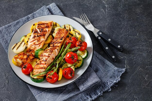 Gegrillter Lachs und Gemüse auf einem Teller