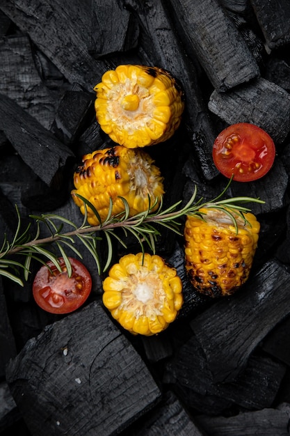 Gegrillter Mais mit Rosmarin und Tomaten