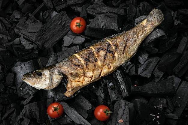 Gegrillter Makrelenfisch auf Kohlen