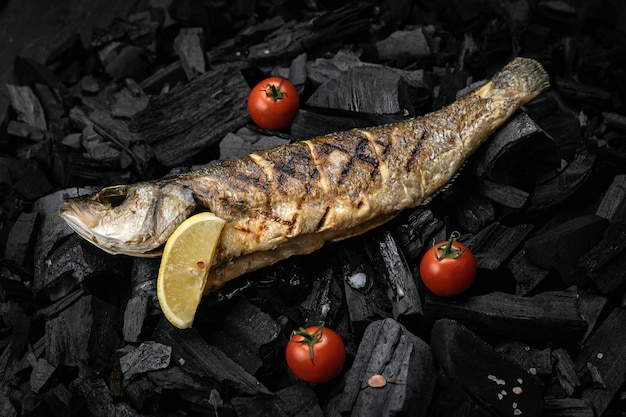 Gegrillter Makrelenfisch auf Kohlen