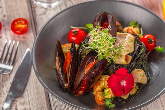 Gegrillter Meeresfrüchtesalat auf Holztisch