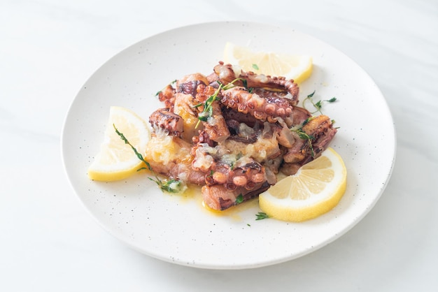 gegrillter Oktopus oder Tintenfisch mit Butter-Zitronen-Sauce und Thymian