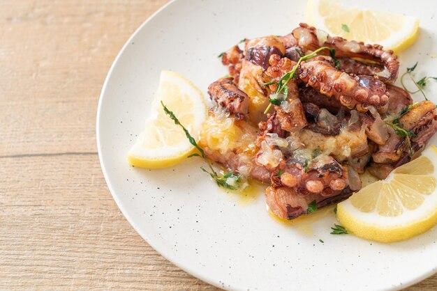 Gegrillter Oktopus oder Tintenfisch mit Butter-Zitronen-Sauce und Thymian