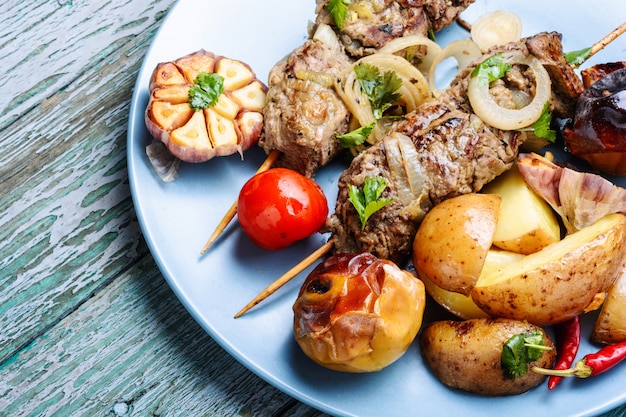 Gegrillter Rindfleischkebab auf Platte