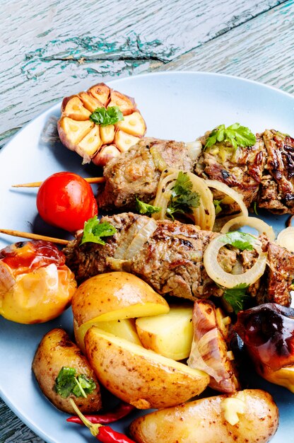 Gegrillter Rindfleischkebab auf Platte