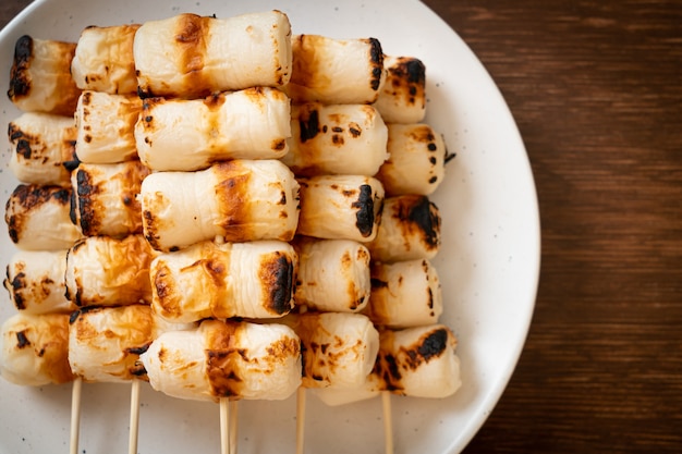 gegrillter röhrenförmiger Fischpastetenkuchen oder Röhren-Tintenfischspieß auf Teller