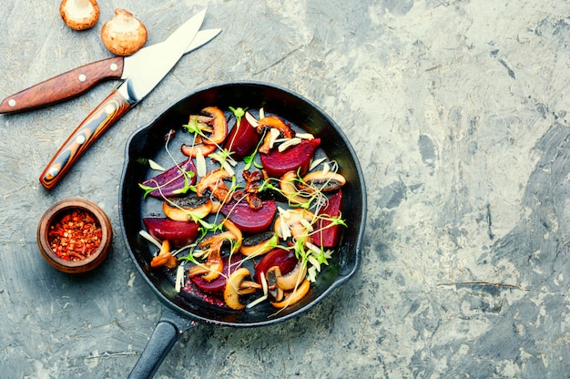 Gegrillter Salat mit Rüben und Champignons