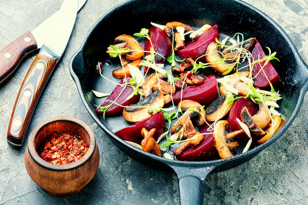 Foto gegrillter salat mit rüben und champignons