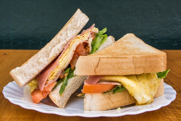 Gegrillter Sandwich-Toast mit Tomaten und Käse. Gesundes Essen