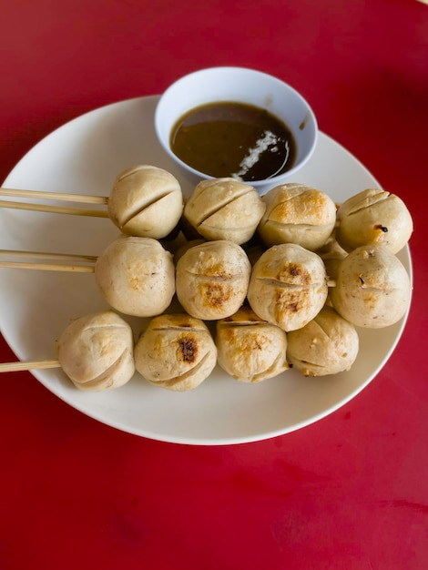 Gegrillter Schweinebällchen mit würziger Soße Thailändisches Straßenessen