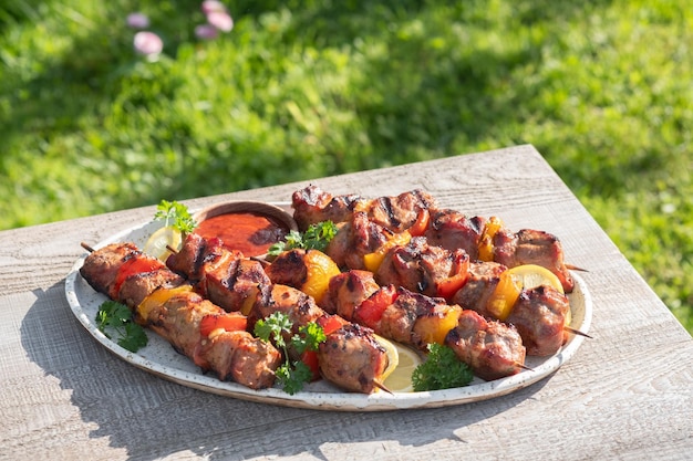 Gegrillter Schweinefleischspiesse mit rotem und gelbem Pfeffer