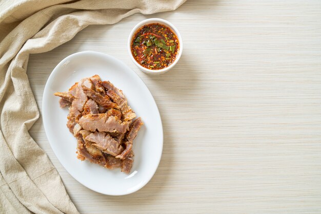 Gegrillter Schweinehals oder mit Holzkohle gekochter Schweinehals mit Thai Spicy Dipping Sauce