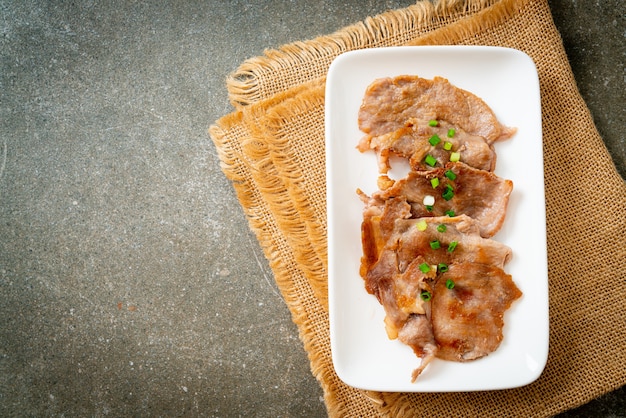 gegrillter Schweinenacken auf Teller nach asiatischer Art geschnitten