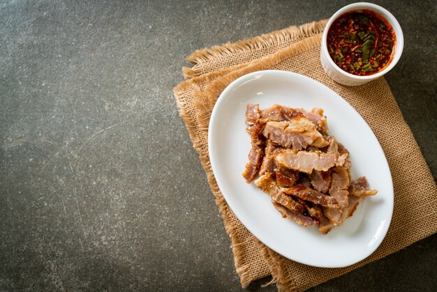 Gegrillter Schweinenacken oder auf Holzkohle gekochter Schweinenacken mit würziger Thai-Dip-Sauce