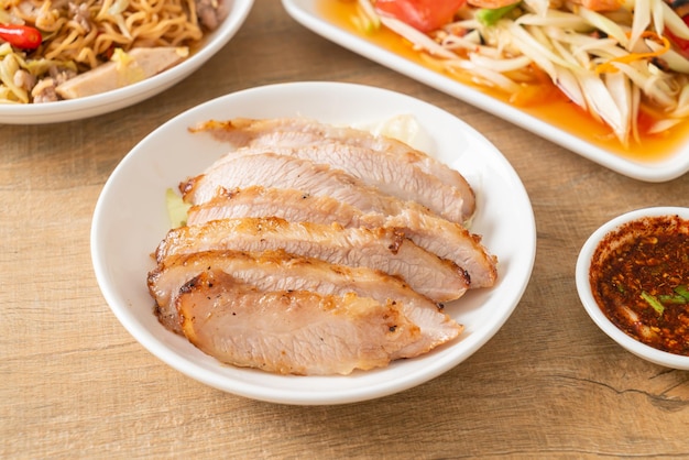 Gegrillter Thai-Schweinehals mit würziger Dip-Sauce - Thai-Food-Stil