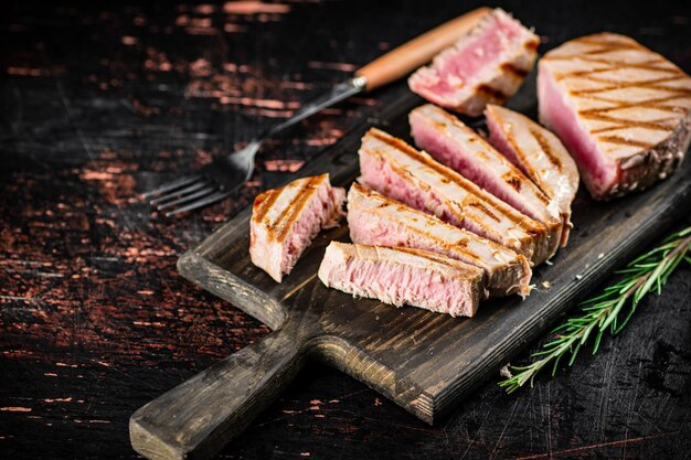 Gegrillter Thunfisch auf einem Schneidebrett