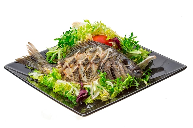 Gegrillter Tilapia mit Salat