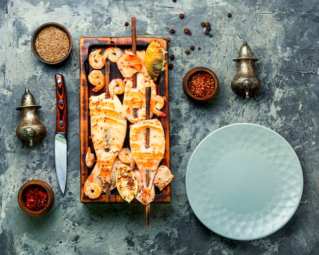 Gegrillter Tintenfisch am Spieß