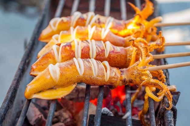 Gegrillter Tintenfisch auf einem Stock