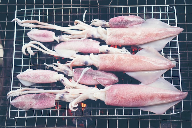 Gegrillter Tintenfisch auf Holzkohle gegrillten Meeresfrüchten