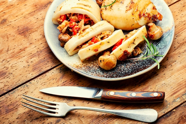 Foto gegrillter tintenfisch mit gemüse gefüllte calamari