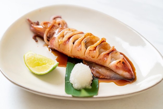 Gegrillter Tintenfisch mit Teriyaki-Sauce