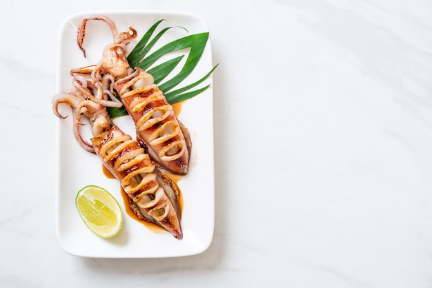 Gegrillter Tintenfisch mit Teriyaki-Sauce