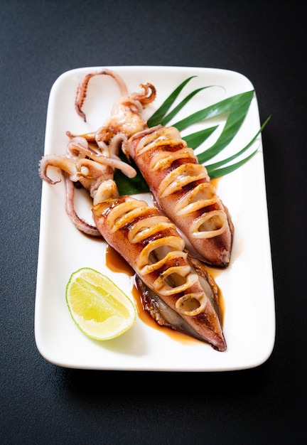 Gegrillter Tintenfisch mit Teriyaki-Sauce