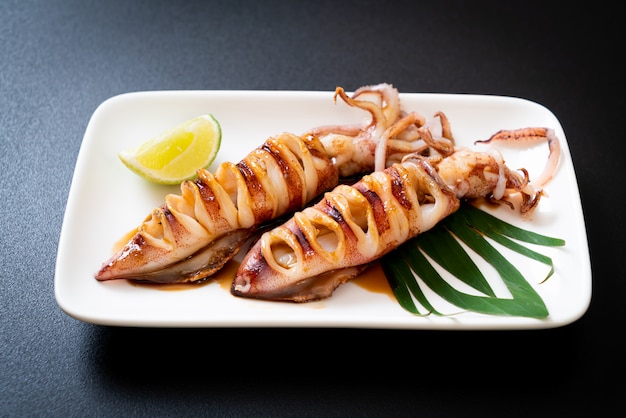 Gegrillter Tintenfisch mit Teriyaki-Sauce