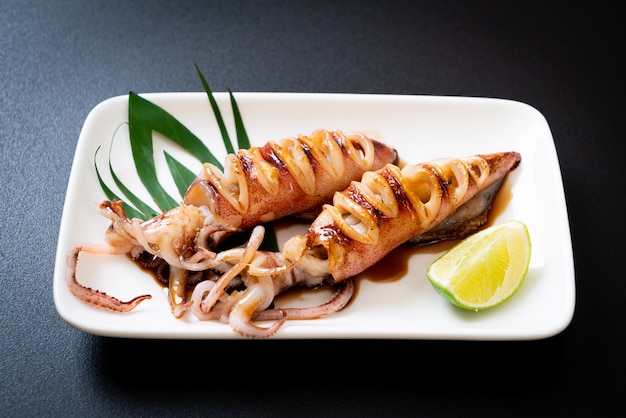 Gegrillter Tintenfisch mit Teriyaki-Sauce