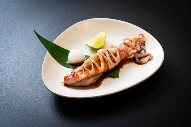 Gegrillter Tintenfisch mit Teriyaki-Sauce