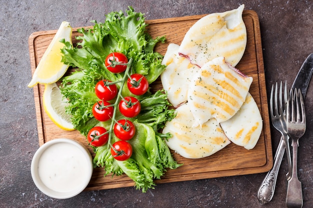 Gegrillter Tintenfisch mit Zitrone und Gemüse