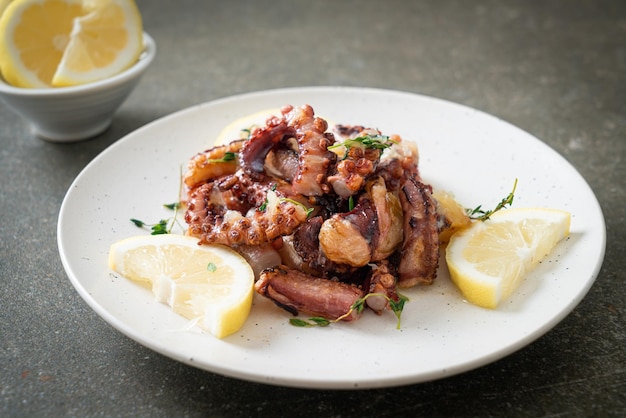 Gegrillter Tintenfisch oder Tintenfisch mit Butter-Zitronen-Sauce