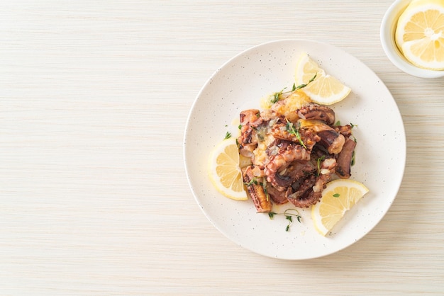 Gegrillter Tintenfisch oder Tintenfisch mit Butter-Zitronen-Sauce