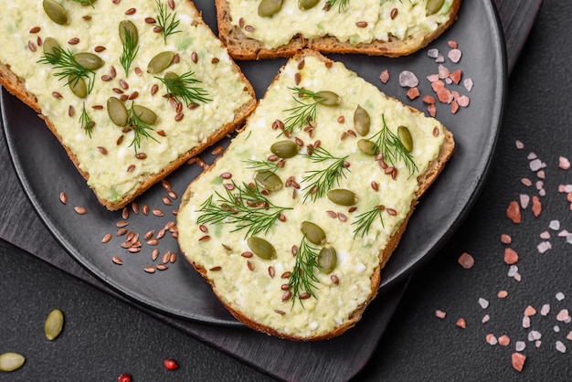 Gegrillter Toast mit Avocadopaste, Eiern, Frischkäse, Salz, Gewürzen und Kräutern