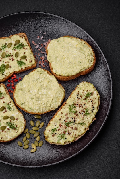 Gegrillter Toast mit Avocadopaste, Eiern, Frischkäse, Salz, Gewürzen und Kräutern