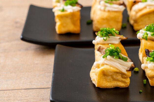 Gegrillter tofu mit shitake-pilz und goldenem nadelpilz