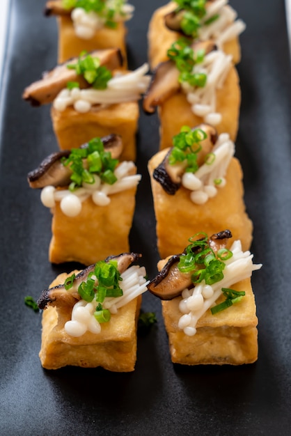 Gegrillter Tofu mit Shitake-Pilz und goldenem Nadelpilz