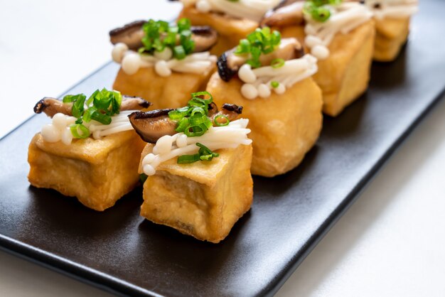 Gegrillter Tofu mit Shitake-Pilz und goldenem Nadelpilz